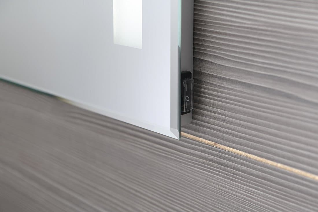 Lustro LED 50x70 cm z wyłącznikiem i ochroną przed korozją