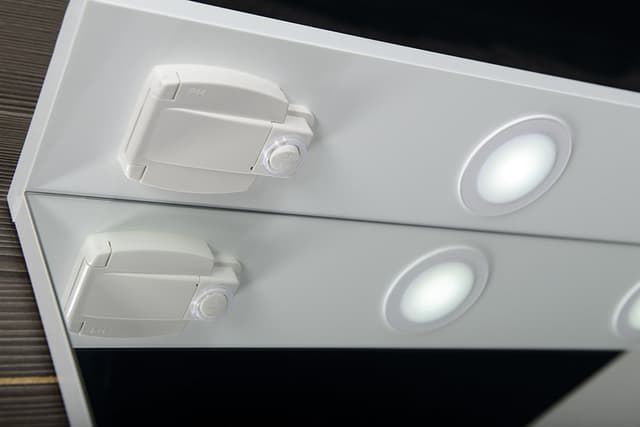 KORIN lustro z oświetleniem LED i gniazdkiem 60x70x12cm