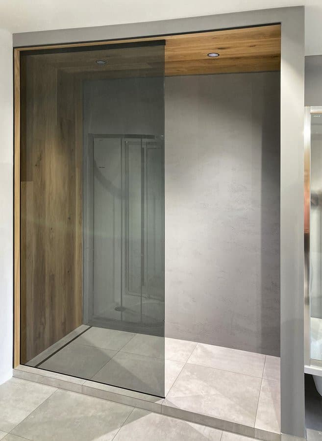 ARCHITEX hartowane szkło szare L 1000-1199mm, H 1800-2600mm z wykończeniem Antidrop