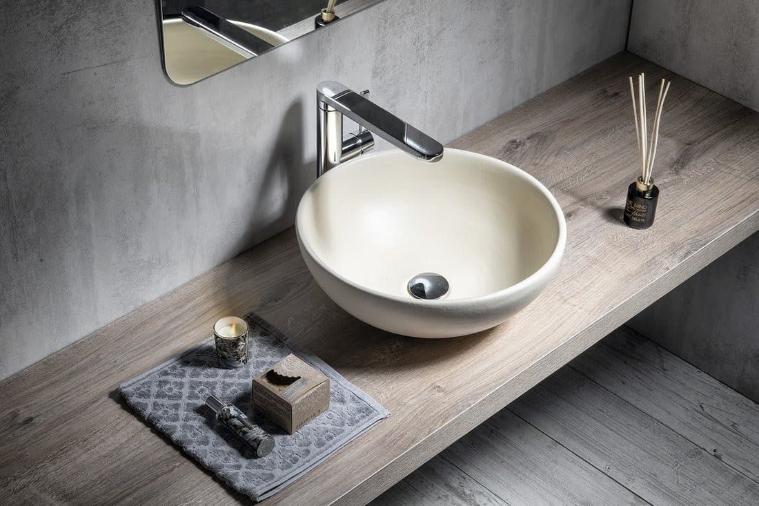 ATTILA umywalka ceramiczna, o średnicy 43 cm, w kolorze kości słoniowej