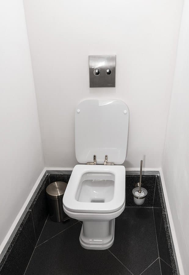 WALDORF deska WC z systemem Soft Close, biała/chrom