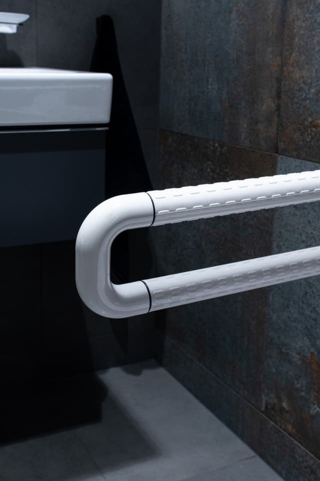 UCHWYT ŁAZIENKOWY UCHYLNY - AWD Interior