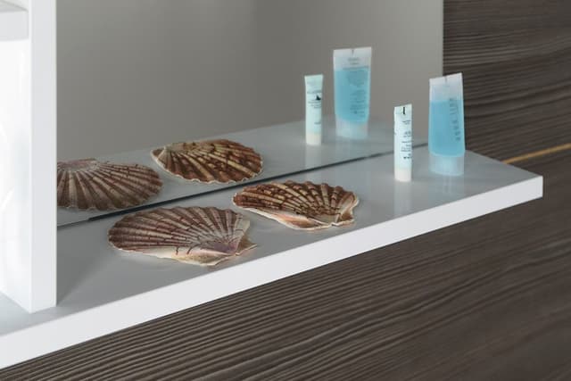 KORIN lustro z oświetleniem LED, gniazdkiem i półkami 60x70x12cm