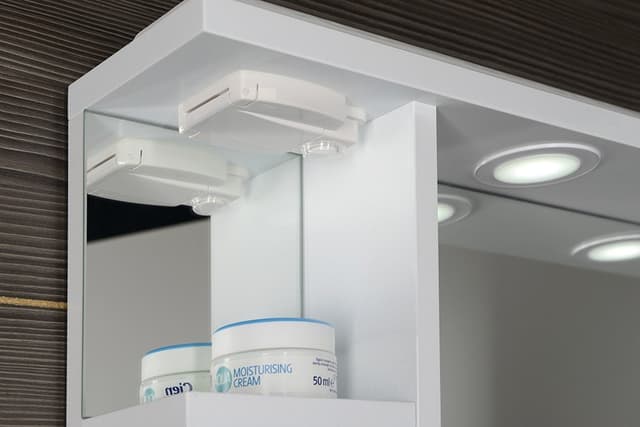 KORIN lustro z oświetleniem LED, gniazdkiem i półkami 60x70x12cm