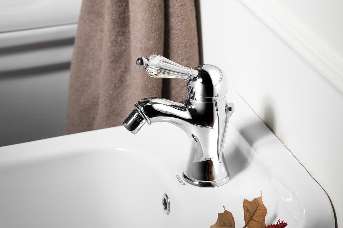 KIRKÉ CRYSTAL chromowana bateria bidetowa z kryształowym uchwytem