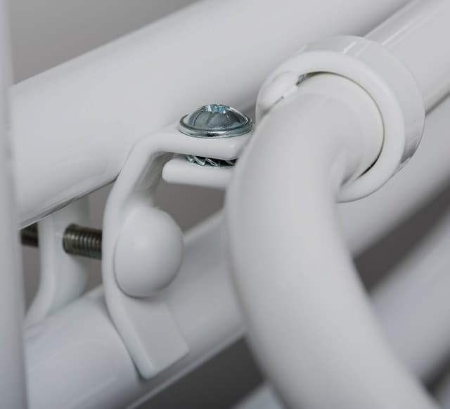 Wieszak na 4 ręczniki 60 cm biały uniwersalny na grzejnik