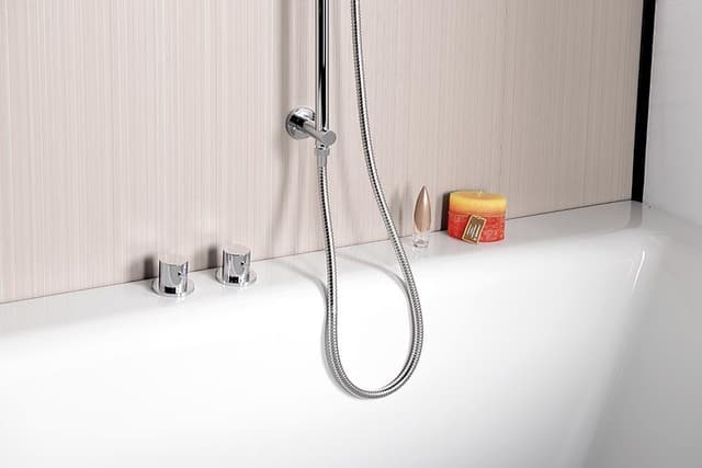 Uchwyt prysznicowy przesuwny chrom 720 mm z odpływem