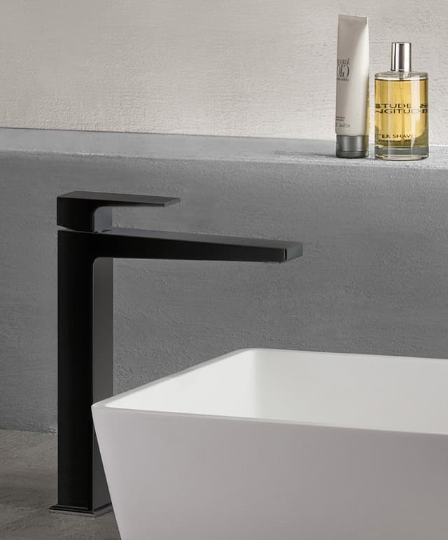 DIMY wysoka bateria umywalkowa z przedłużoną wylewką, bez odpływu, matowy czarny