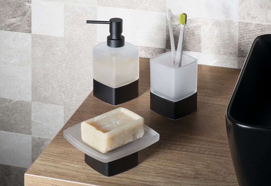 Dozownik mydła Lounge do postawienia czarny mat z mlecznym szkłem 280 ml