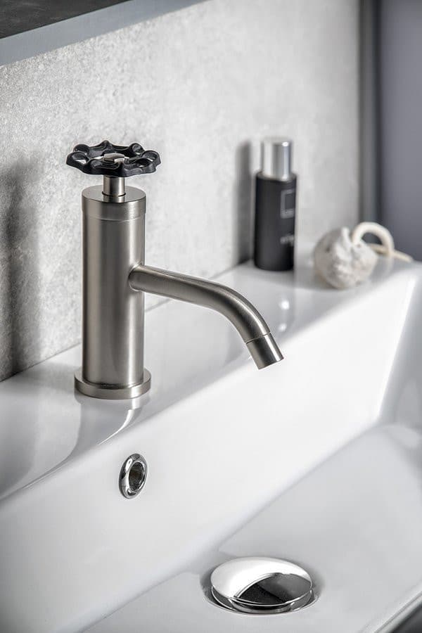 Bateria umywalkowa INDUSTRY nikiel/czarny, bez odpływu, wysokość 162 mm