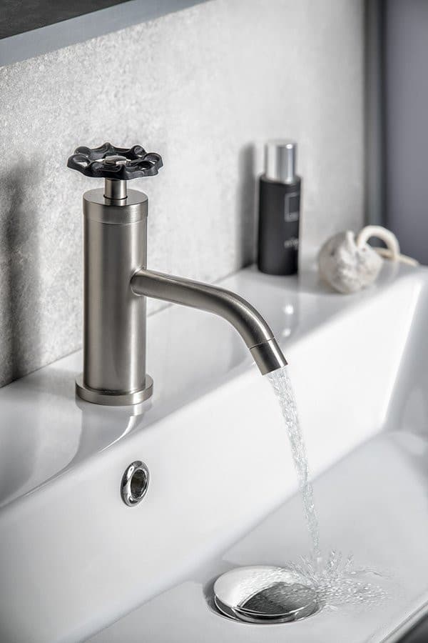 Bateria umywalkowa INDUSTRY nikiel/czarny, bez odpływu, wysokość 162 mm