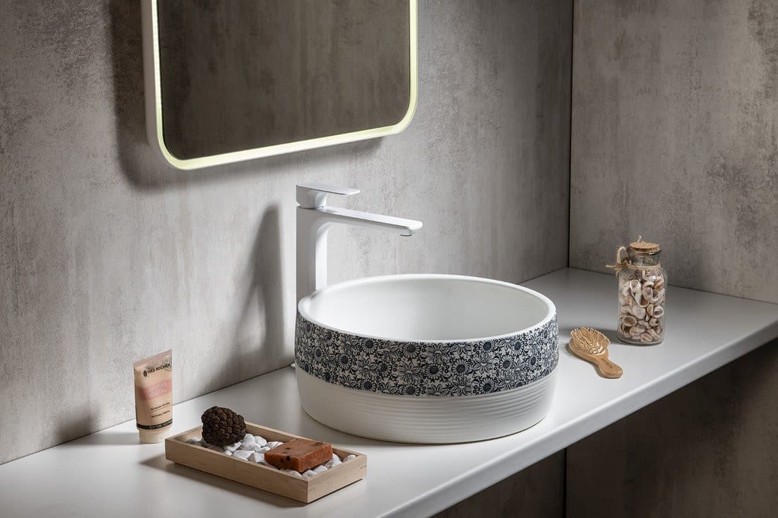 PRIORI umywalka ceramiczna nablatowa Ø 41 cm biała z niebieskim wzorem