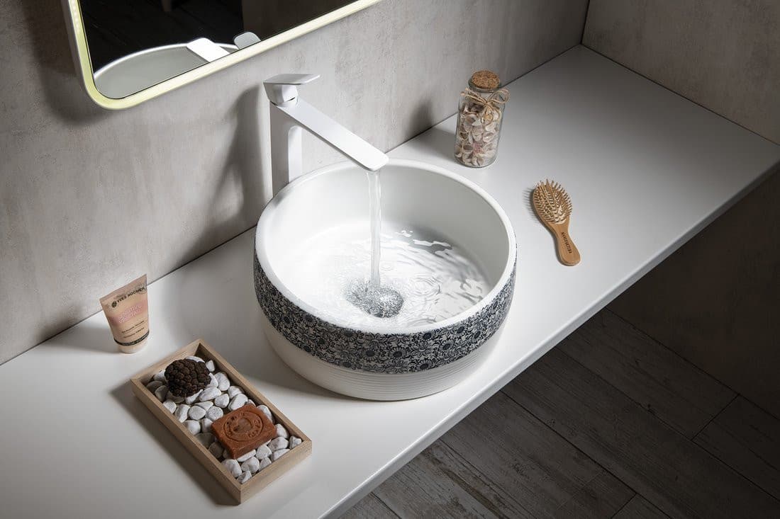 PRIORI umywalka ceramiczna nablatowa Ø 41 cm biała z niebieskim wzorem