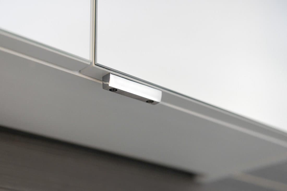 RIWA szafka z lustrem z oświetleniem LED, 3 drzwiczki, 121x70x17 cm, dąb srebrny