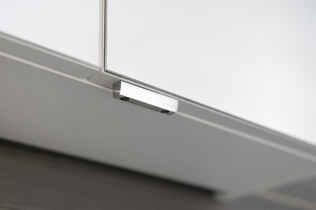 RIWA szafka z lustrem z oświetleniem LED, 3 drzwiczki, 121x70x17cm, sosna rustykalna