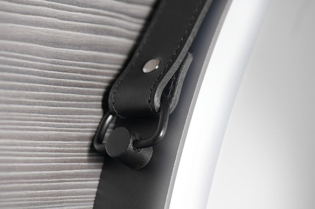 Lustro Okrągłe ORBITER z Oświetleniem LED i Skórzanym Paskiem, ø 70 cm, Czarny Mat