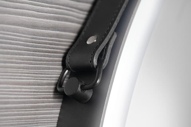 Lustro Okrągłe ORBITER z Oświetleniem LED i Skórzanym Paskiem, ø 70 cm, Czarny Mat