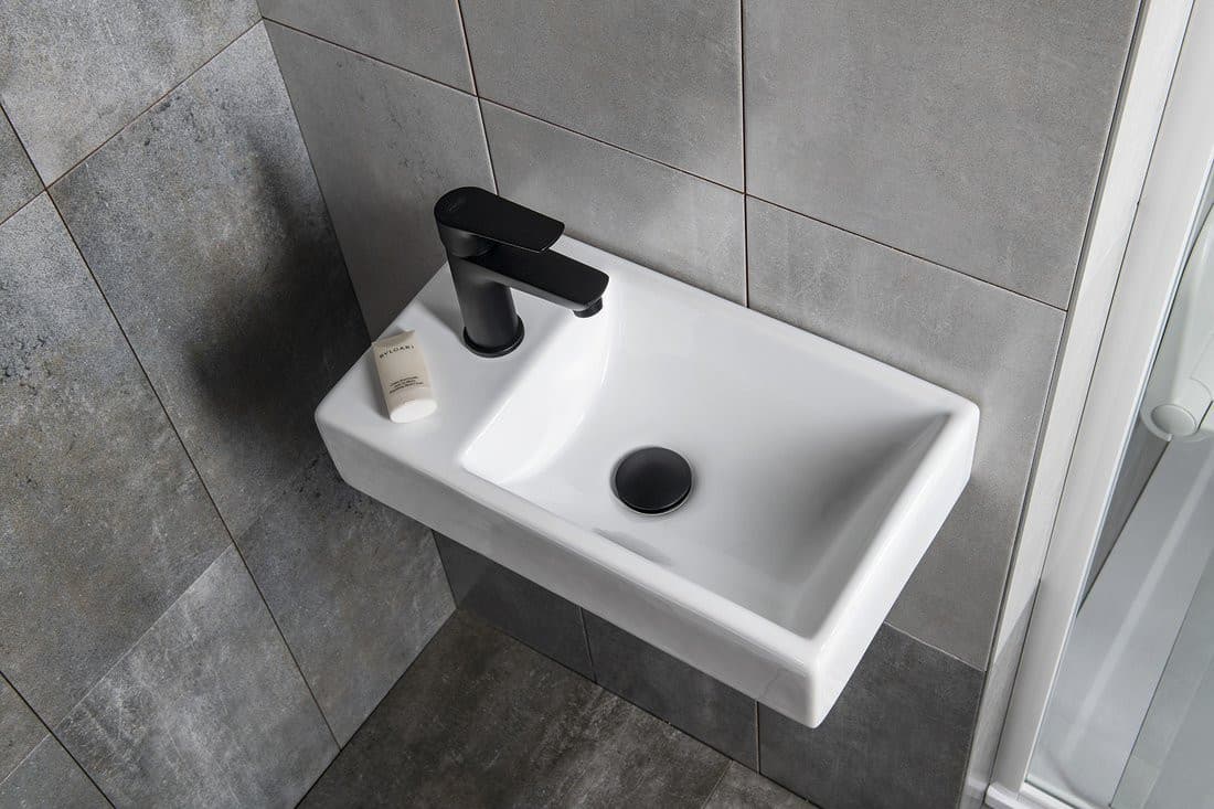 MINOS mała umywalka ceramiczna 45x26 cm z baterią lewostronną