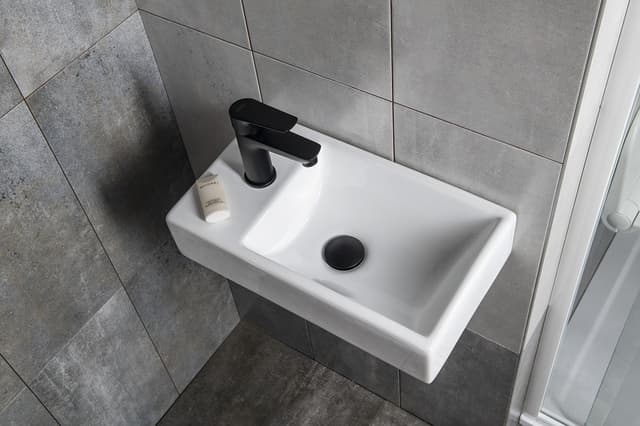 MINOS mała umywalka ceramiczna 45x26 cm z baterią lewostronną