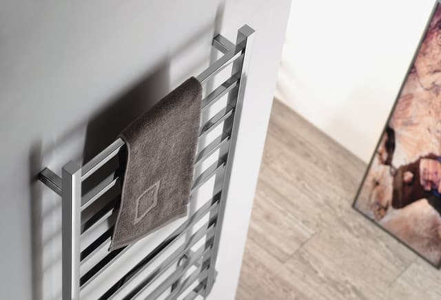 ESKINADO elektryczna suszarka na ręczniki kwadratowa, 620x1160 mm, 120 W, stal nierdzewna polerowana