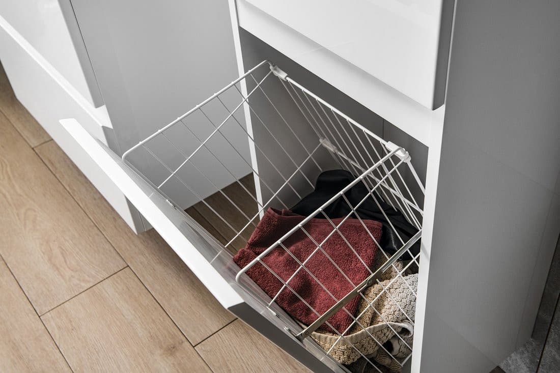 ALTAIR wysoka szafka z koszem na bieliznę, 40x184x31cm, prawy, biały