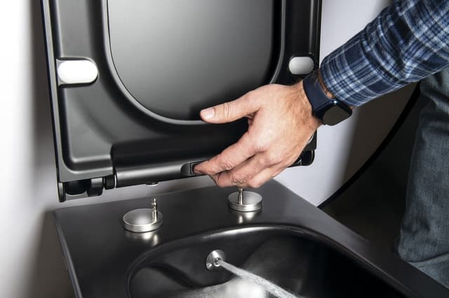 AVVA CLEANWASH wiszące WC z prysznicem bidetowym, Rimless, 35,5x53 cm, czarny mat