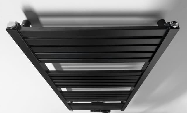 Grzejnik łazienkowy GRUNT 500x1050 mm czarny mat podłączenie środkowe