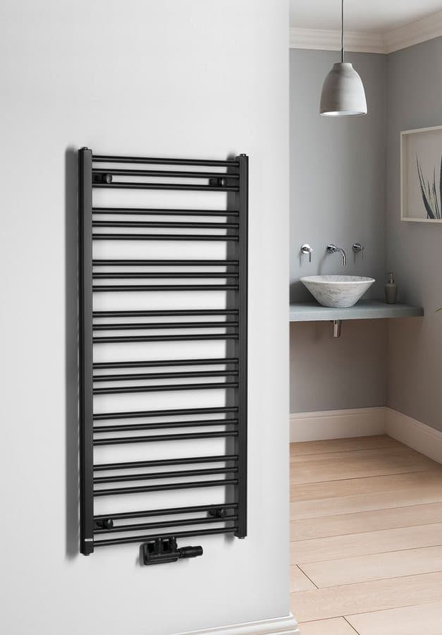 Grzejnik ALBRECHT 600x1250 mm czarny mat podłączenie środkowe