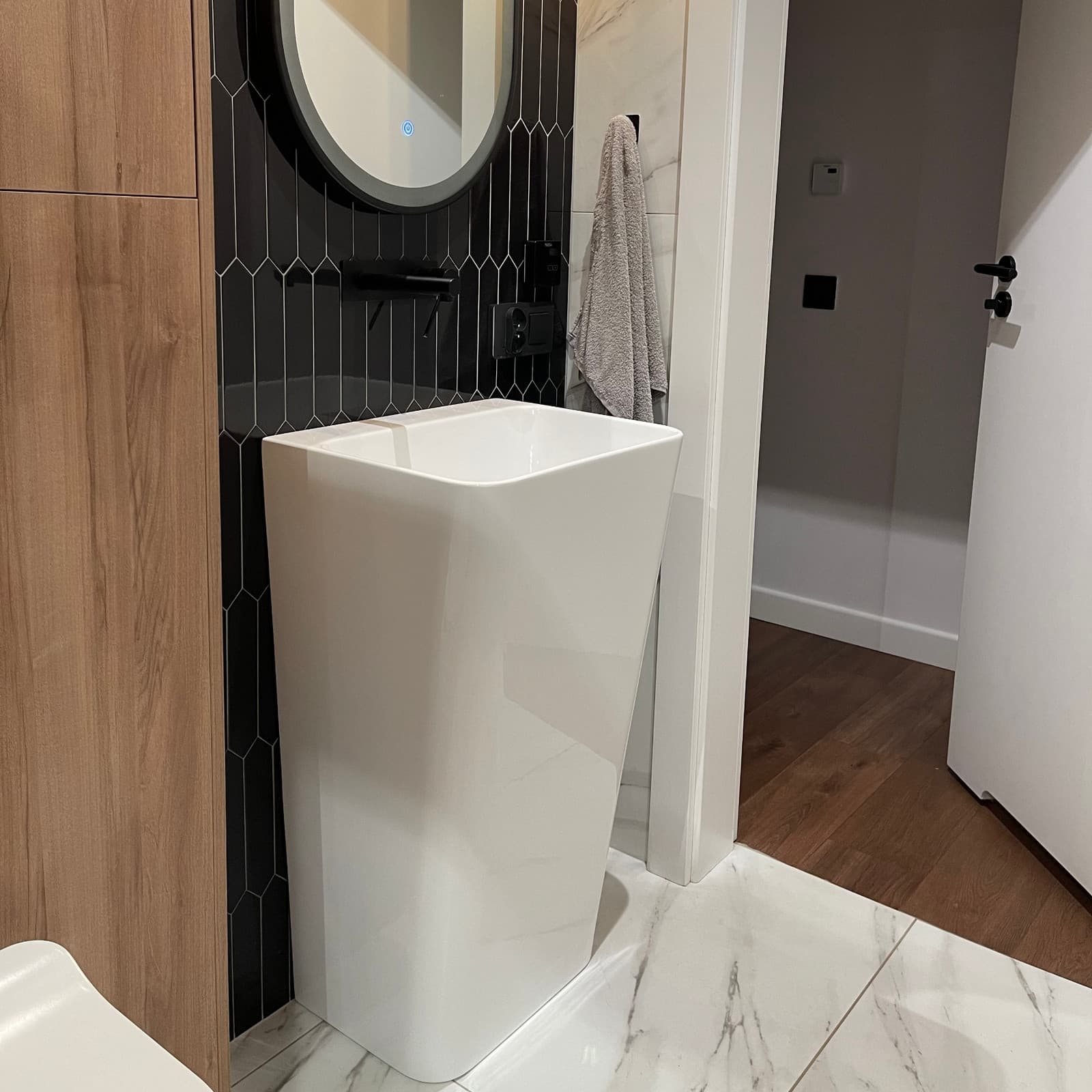 Stojąca umywalka akrylowa OLIA MU5040BLS z syfonem i czarnym korkiem