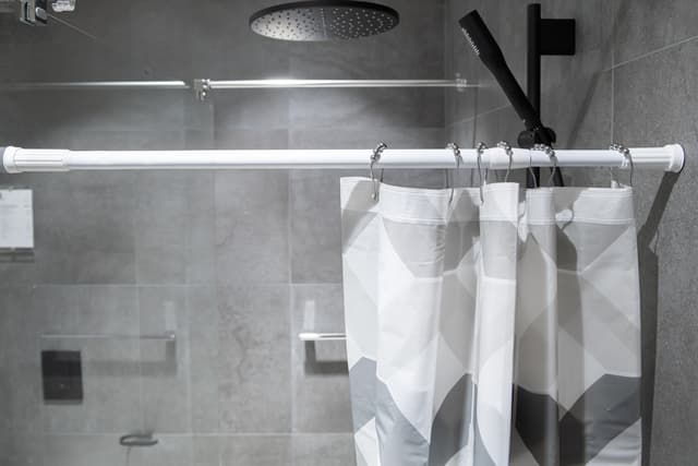 DRĄŻEK PRYSZNICOWY BIAŁY 110-200 - AWD Interior