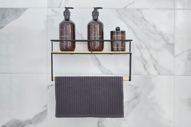 Półka łazienkowa AWD INTERIOR 1934 czarna bambus z wieszakiem